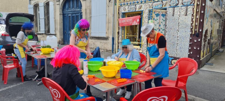 événement Disco Soupe préparation repas en groupe