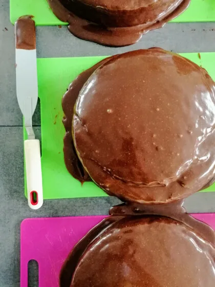 Gâteaux nappage chocolat, cantine Les Bons Restes