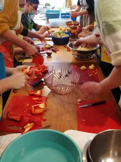 Préparation conviviale en groupe à la cantine Les Bons Restes