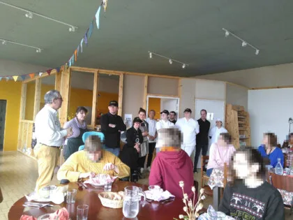 repas en groupe à la cantine des Bons Restes