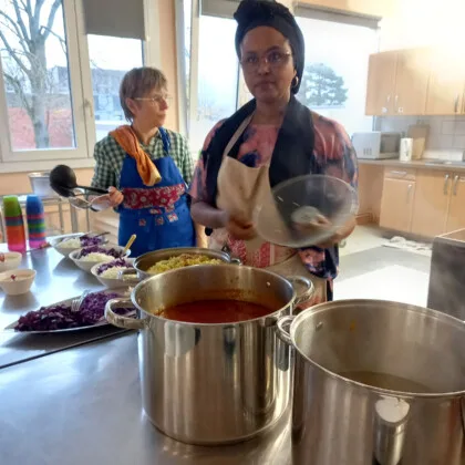 préparation de repas en cuisine
